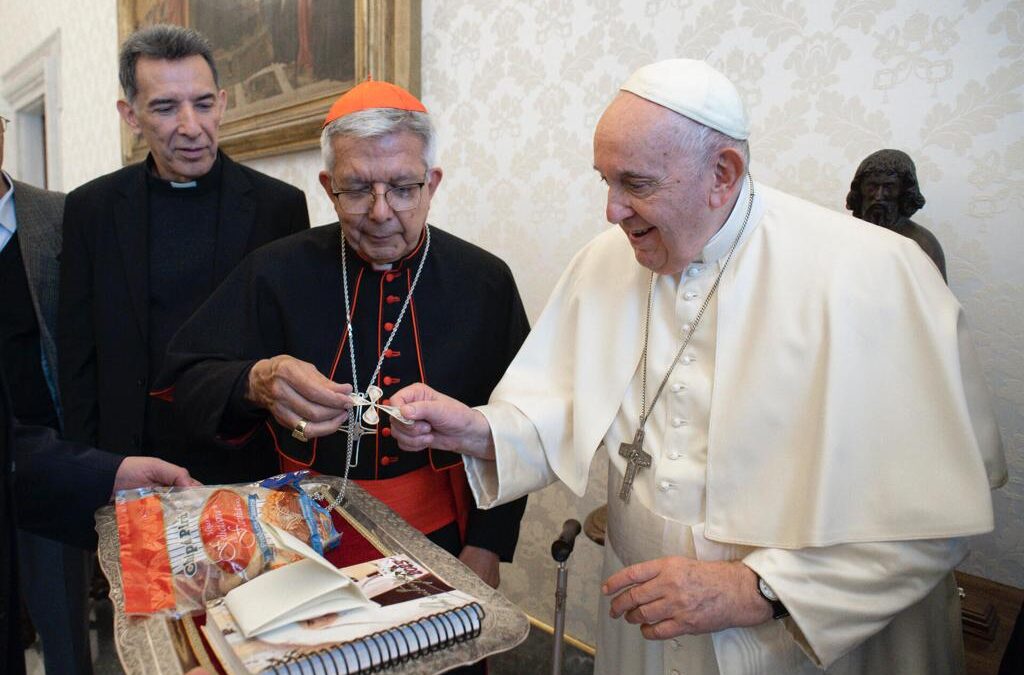 Cardenal entregó al Papa reliquias de “Chiquitunga” y Cruz bordada en filigrana
