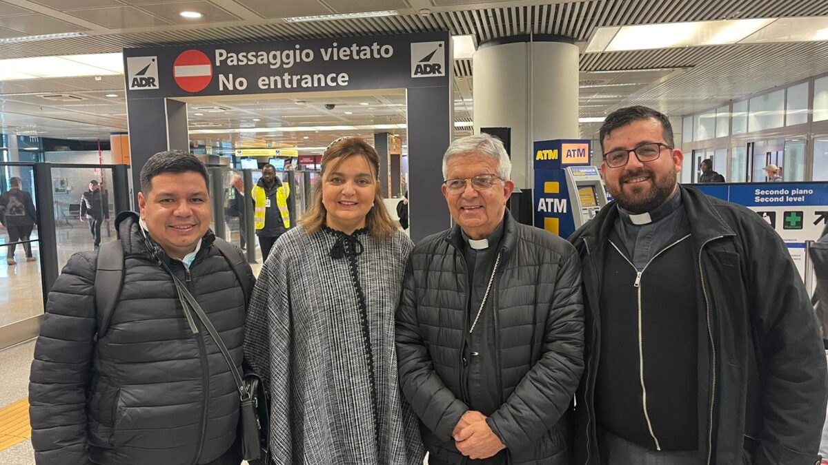 El Cardenal Adalberto Martínez Flores ya se encuentra en Roma