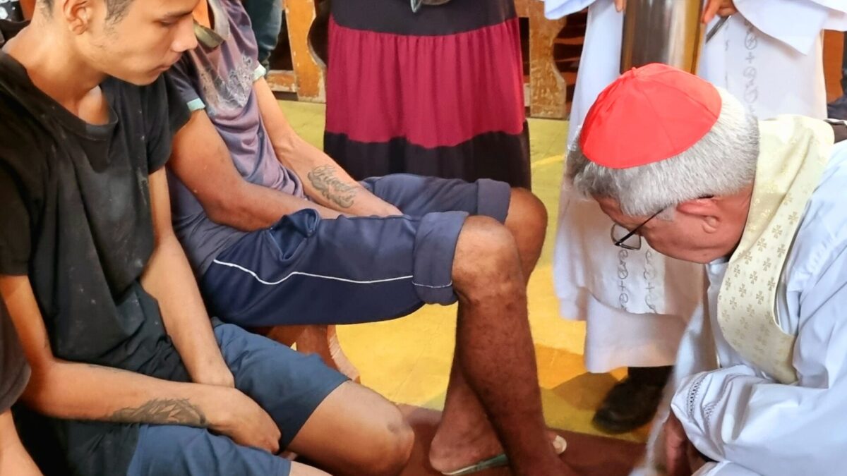 Cardenal Adalberto Martínez se postra ante reclusos para lavarles los pies