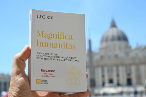 Una imagen muestra la carta encíclica del papa León XIV “Magnifica Humanitas”, centrada en el avance de la inteligencia artificial, en el Vaticano, el 25 de mayo de 2026. (Foto de Alberto PIZZOLI / AFP) (ALBERTO PIZZOLI/AFP)
