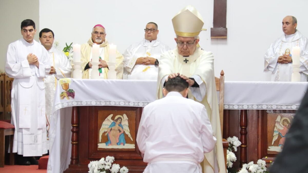 Doble Vocación | Policía es consagrado como Diácono permanente por el Cardenal Adalberto Martínez.