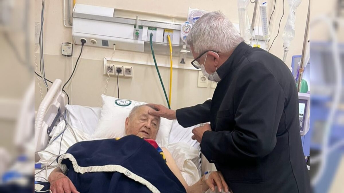 El Arzobispo Adalberto Martínez visita a monseñor Medina que está hospitalizado