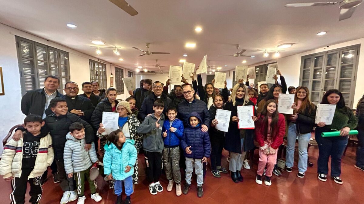 Un grupo de 29 familias recibió esta mañana el certificado de subsidio para acceder a la vivienda, mediante proyecto del Arzobispado y el MUVH